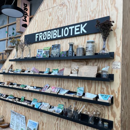 Foto af hylder med frø i poser