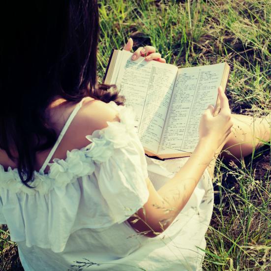 Kvinde der læser i en bog