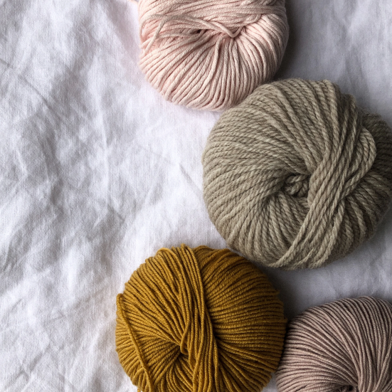 fire nøgler garn i jordfarver på hvid baggrund