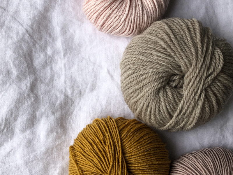 fire nøgler garn i jordfarver på hvid baggrund