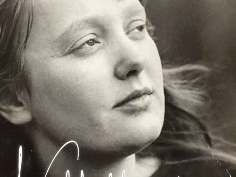 Foto af bogforside med Petrusca Grimm som ung